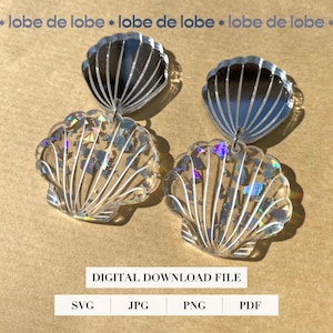 Może przedstawiać: Para srebrnych, tęczowych kolczyków w kształcie muszli. Kolczyki wykonane są z dwóch warstw muszli, jedna z gładkim wykończeniem, a druga z błyszczącym wykończeniem.