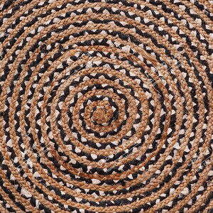 Puede incluir: Una alfombra redonda de yute con un patrón trenzado de color negro y natural. La alfombra tiene un diseño circular con círculos concéntricos de yute trenzado.