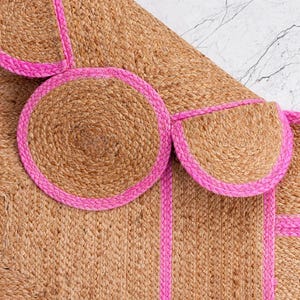 Alfombra de yute hecha a mano con borde festoneado rosa, felpudo bohemio, decoración para el hogar y la sala de estar estilo bohemio, alfombra de yute trenzada para mesita de noche, alfombra de yute de tamaño personalizado.