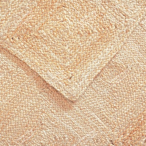 Könnte beinhalten: Ein hellbrauner Webteppich mit einer dichten, geflochtenen Textur aus Naturfasern. Die Oberfläche zeigt ein sich wiederholendes geometrisches Muster, das durch die komplexe Verflechtung der Stränge entsteht, mit einer umgeklappten Ecke.