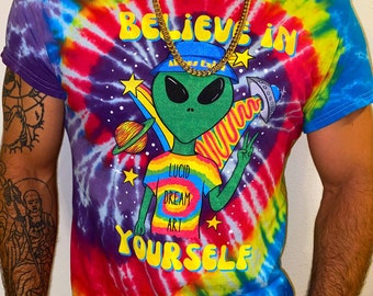 Camiseta unissex Believe in Yourself Alien Tie-Dye, vibrante espiral tieye, camisa feminina e masculina trippy, arte espacial psicodélica, camiseta colorida
