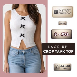 Könnte beinhalten: Ein weißes, geripptes bauchfreies Tanktop mit drei kleinen schwarzen Schleifen auf der Vorderseite und einem geschlitzten Saum. Der Text auf dem Bild umfasst INSTANT DOWNLOAD, SIZES S-XXL, LACE UP CROP TANK TOP und A4 + A0 PRINT. Dazu eine hellblaue Jeans.