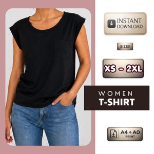 Op de afbeelding: Een zwart t-shirt met korte mouwen, een ronde halslijn en een borstzak. De afbeelding bevat tekstlabels met INSTANT DOWNLOAD, SIZES XS - 2XL, WOMEN T-SHIRT en A4 + A0 PRINT, wat duidt op een digitaal patroonbestand om te downloaden.