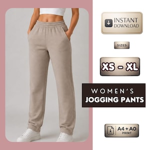 Puede incluir: Pantalones de chándal beige con cintura elástica y bolsillos laterales. La imagen incluye el texto: INSTANT DOWNLOAD, SIZES XS - XL, WOMEN'S JOGGING PANTS y A4 + A0 PRINT. Los pantalones se muestran con un top blanco y zapatillas blancas.