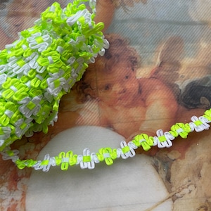 Acabamento em strass verde neon: padrão floral vintage, 1,2 cm de largura
