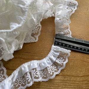 Weiße Vintage Spitzenborte 5 cm breit für Nähprojekte Vorhänge Puppenkleidung Kinderkleidung, Satin mit geraffter Spitzenborte 5 cm breit