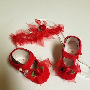 Baby rote Samtschuhe Set Stirnband inklusive 1 bis 3, rote Samt Babyschuhe, Valentinstag Babyschuhe, Taufschuhe, Präsentation, Babygeschenk