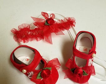 Chaussures bébé en velours rouge avec serre-tête : ensemble bouton de rose
