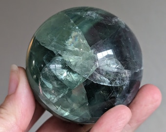 Esfera de fluorita arcoíris / Bola de cristal con bandas verdes y moradas, ejemplar de colección