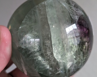 Esfera de fluorita arcoíris/bola de cristal pulida, bandas verde-violeta, ejemplar de colección