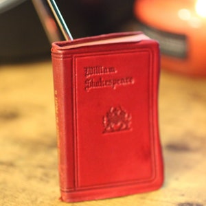 1920s History of the Life King Henry VI - Part 2 by William Shakespeare - Knickerbocker Leather & Novelty Company Miniature Book
