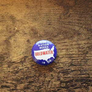 1964 Our Nation Needs Goldwater in &#39;64 button met speld - Barry Goldwater Presidental Campain Button