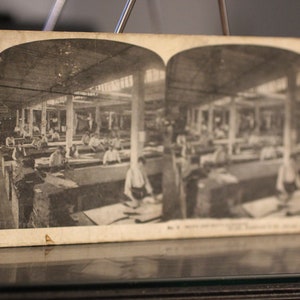 Antieke heren- en jongenskleding - A Trip Through Sears, Roebuck & Co Stereoscope Viewer Card - Vintage Business Photography