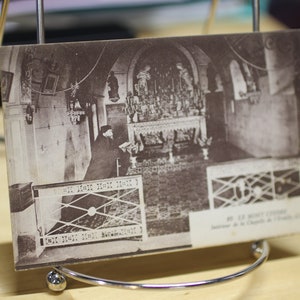 Antikes Interieur der katholischen Eremitenkapelle in der Ermitage du Mont Cindre in Saint-Cyr-au-Mont-d'Or, Frankreich Postkarte - unbenutzt