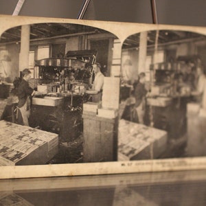 Antieke Catalogus Trimming Machine - Een reis door Sears, Roebuck & Co Stereoscope Viewer Card - Vintage Business Fotografie