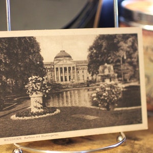 Antique Kurhaus mit Blumengarten (Maison thermale avec jardin de fleurs), Wiesbaden - Carte postale allemande - Inutilisé