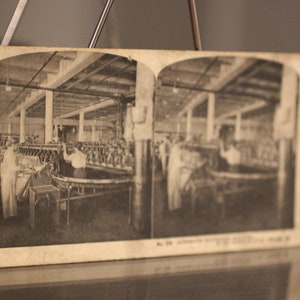 Antieke drukpers - A Trip Through Sears, Roebuck & Co Stereoscope Viewer Card - Vintage Business Photography