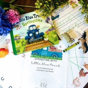 Pode incluir: Um livro azul e verde intitulado "Little Blue Truck Springtime" com um caminhão azul na capa. Existem várias folhas de trabalho para uma atividade de aprendizagem pré-escolar ou jardim de infância, incluindo a correspondência de letras, a prática de escrita e uma atividade de conectar os pontos.
