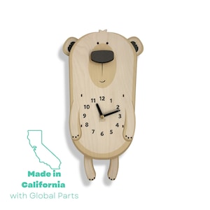 Puede incluir: Un reloj de madera con forma de oso con agujas y números negros. El reloj está hecho en California con piezas globales.