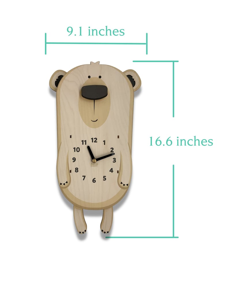 K&ouml;nnte beinhalten: Eine h&ouml;lzerne Uhr in B&auml;renform mit einem schwarzen Zifferblatt und Zeigern. Die Uhr ist 9,1 Zoll breit und 16,6 Zoll hoch.