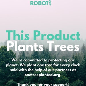 K&ouml;nnte beinhalten: Eine gr&uuml;ne und wei&szlig;e Grafik mit dem Text "This Product Plants Trees" vor dem Hintergrund eines &uuml;ppigen gr&uuml;nen Waldes. Der Text darunter lautet "We're committed to protecting our planet. We plant one tree for every clock sold with the help of our partners at onetreeplanted.org. Thank you for your support!"