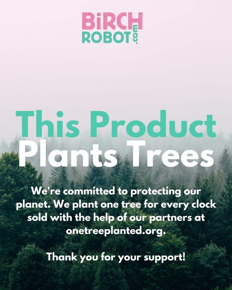 K&ouml;nnte beinhalten: Eine gr&uuml;ne und wei&szlig;e Grafik mit dem Text "This Product Plants Trees" vor dem Hintergrund eines &uuml;ppigen gr&uuml;nen Waldes. Der Text darunter lautet "We're committed to protecting our planet. We plant one tree for every clock sold with the help of our partners at onetreeplanted.org. Thank you for your support!"