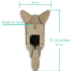 Pu&ograve; includere: Orologio da parete in legno a forma di cane con finitura marrone chiaro. L'orologio &egrave; alto 55 cm e largo 28 cm. L'orologio &egrave; pronto per essere appeso e ha un quadrante nero con lancette nere. L'orologio &egrave; realizzato da Birch Clock.