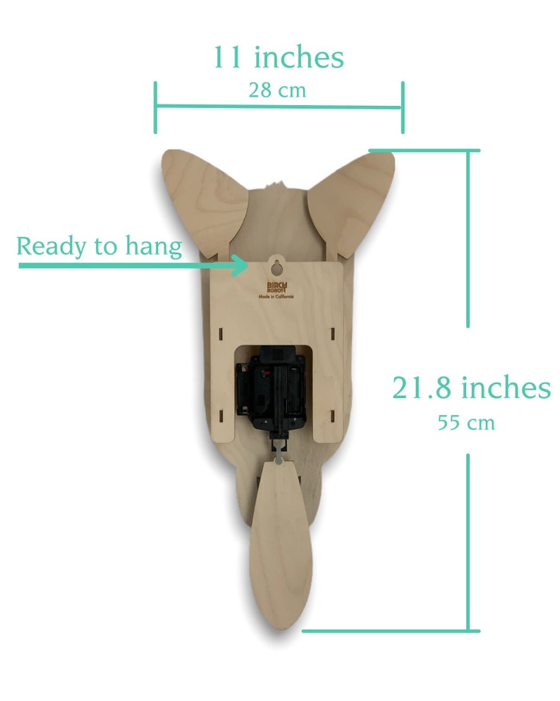 Pu&ograve; includere: Orologio da parete in legno a forma di cane con finitura marrone chiaro. L'orologio &egrave; alto 55 cm e largo 28 cm. L'orologio &egrave; pronto per essere appeso e ha un quadrante nero con lancette nere. L'orologio &egrave; realizzato da Birch Clock.