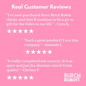 K&ouml;nnte beinhalten: F&uuml;nf Sterne Bewertungen f&uuml;r Birch Robot Uhren. Die Bewertungen heben die Qualit&auml;t, das Design und den Kundenservice des Produkts hervor. "Ich habe jetzt drei Birch Robot Uhren gekauft, und sie werden weiterhin ein tolles Geschenk f&uuml;r die Kleinen in meinem Leben sein." - Cyra B. "So ein tolles Produkt!! Ich liebe diese Firma" - Amanda L. "Es hat unser Kinderzimmer wirklich vervollst&auml;ndigt. Es ist so leise und einfach nur absolut s&uuml;&szlig;! Tolle Qualit&auml;t" - Chelsea P.