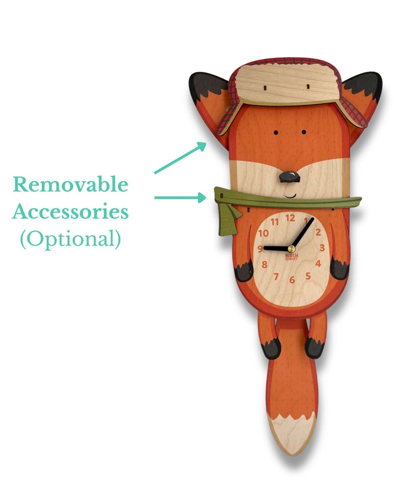 Pu&ograve; includere: Un orologio a forma di volpe in legno con un corpo rosso e arancione, una sciarpa verde e un cappello marrone. Il quadrante dell'orologio ha lancette nere e numeri bianchi. L'orologio &egrave; appeso a un gancio sul muro. Accessori rimovibili (opzionali).