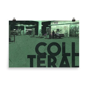 Può includere: Un poster verde e nero con la parola "COLLATERAL" in grandi caratteri grassetto. L'immagine di sfondo è una scena notturna di un distributore di benzina con un'auto e due persone.