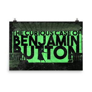 Könnte beinhalten: Poster mit dem Titel "The Curious Case of Benjamin Button" in großen schwarzen Buchstaben auf einem leuchtend grünen Hintergrund. Eine Silhouette einer Person tanzt. Das Poster wird von zwei schwarzen Büroklammern gehalten.
