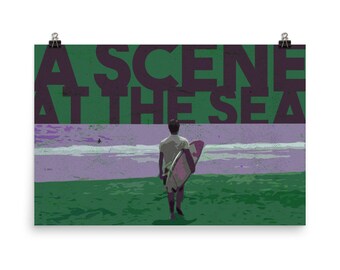 Puede incluir: Un póster verde y morado con el texto "A SCENE AT THE SEA" en letras moradas oscuras. Una persona con una camisa blanca camina por una playa llevando una tabla de surf.