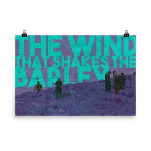 Può includere: Un poster con un design grafico blu turchese e bianco che dice "The Wind That Shakes The Barley". Lo sfondo è un gradiente di viola e blu. Ci sono cinque figure sullo sfondo, in silhouette contro il gradiente.