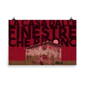 Puede incluir: Un póster con fondo rojo y el texto "LA CASA DALLE FINESTRE CHE RIDONO" en negro. Una pequeña casa destartalada se encuentra en el centro del póster, y una persona se aleja de la casa.