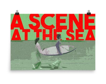 Puede incluir: Una impresión gráfica roja y blanca con el texto "A SCENE AT THE SEA" sobre un fondo verde. Se muestran dos personas en la imagen, una de ellas sosteniendo una tabla de surf.