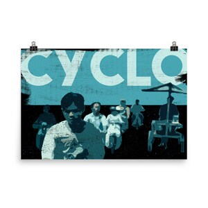 Może przedstawiać: Plakat artystyczny przedstawiający scenę uliczną ze słowem "CYCLO" w kolorze białym. Obraz przedstawia ludzi na rowerach i sprzedawcę z wózkiem, oddany w odcieniach niebieskiego, czarnego i białego. Plakat jest trzymany przez dwa czarne klipsy.