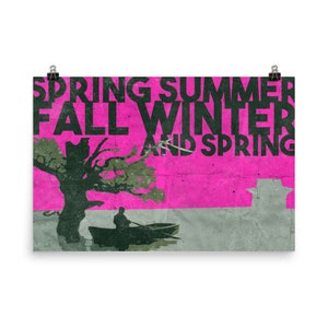 Può includere: Un poster rosa e grigio con testo nero che recita "Primavera Estate Autunno Inverno e Primavera". Una silhouette di un albero con una persona in barca si trova nella parte inferiore centrale del poster.