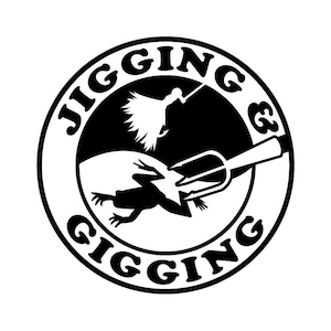 Może przedstawiać: Czarno-białe logo z napisem "Jigging & Gigging" w kółku. Logo przedstawia żabę przebijaną włócznią oraz przynętę muchową nad żabą.