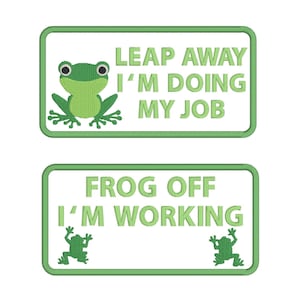 Peut inclure: Trois panneaux rectangulaires verts avec du texte blanc et des illustrations de grenouilles vertes. Le panneau du haut indique "Leap Away I'm Doing My Job". Le panneau du milieu indique "Frog Off I'm Working". Le panneau du bas indique "Leapin Lilys To Do My Job".