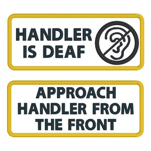 Puede incluir: Dos parches rectangulares amarillos con texto blanco y un símbolo en blanco y negro. El parche superior dice "HANDLER IS DEAF" con un símbolo en blanco y negro de una oreja tachada. El parche inferior dice "APPROACH HANDLER FROM THE FRONT".