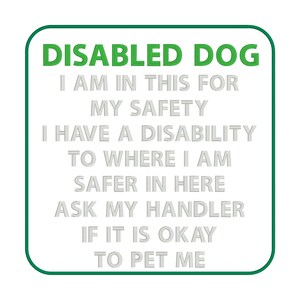 Könnte beinhalten: Ein grünes quadratisches Schild mit weißem Text, der lautet: "DISABLED DOG I AM IN THIS FOR MY SAFETY I HAVE A DISABILITY TO WHERE I AM SAFER IN HERE ASK MY HANDLER IF IT IS OKAY TO PET ME"