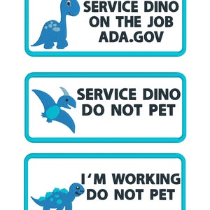 Puede incluir: Tres parches de dinosaurio azules con contornos blancos y texto negro. El parche superior dice "SERVICE DINO ON THE JOB ADA.GOV". El parche del medio dice "SERVICE DINO DO NOT PET". El parche inferior dice "I'M WORKING DO NOT PET".