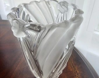 Mikasa Ermitage Satin Crystal Vase – Elegant 1980s Vintage Decor