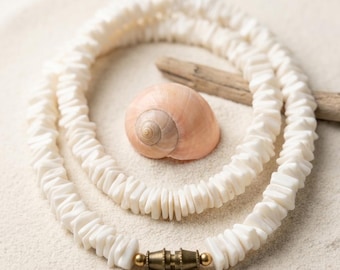Vintage 1970s White Shell Disc Puka Style Necklace