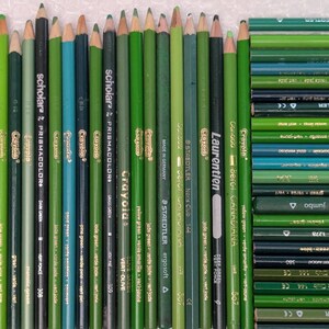 50本のグリーン色鉛筆クレヨンミックス、廃番品。Staedtler、Crayola、Laurentienの中古アート用品、大人向けクラフト用品が含まれています。