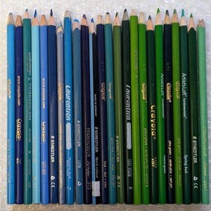 24 本の緑と青の色鉛筆クレヨンミックス 廃番ロット 内容: Prismacolor、Laurentien、Crayola 中古大人用アート用品 クラフト #2