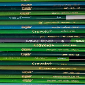 24 本のグリーン色鉛筆クレヨンミックス 処分品 内容: Prismacolor、Laurentien、Staedtler、Crayola 中古アート用品 大人向けクラフト #1