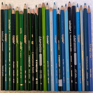 24 groen-blauwe kleurpotloodkrijtmix Destash-kavel bevat: Prismacolor, Laurentien, Crayola Tweedehands kunstvoorraad voor volwassenen Craft #1