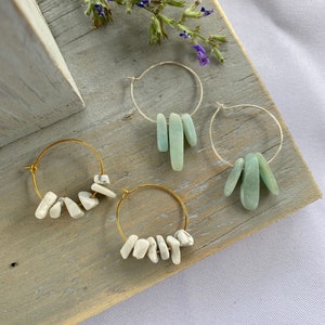 Pendientes de aro de piedras preciosas, pendientes de howlita, pendientes de piedra turquesa, pendientes de aro de piedra